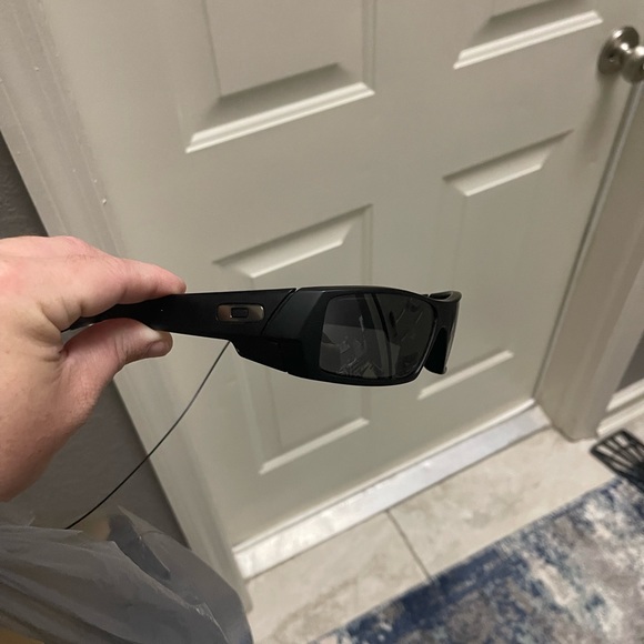 2 pair of polarized Oakley sunglasses - Picture 3 of 10